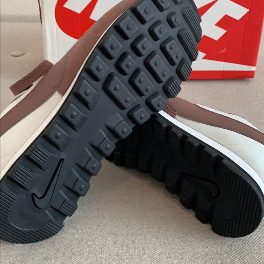 Nike - Picture 4 of 5